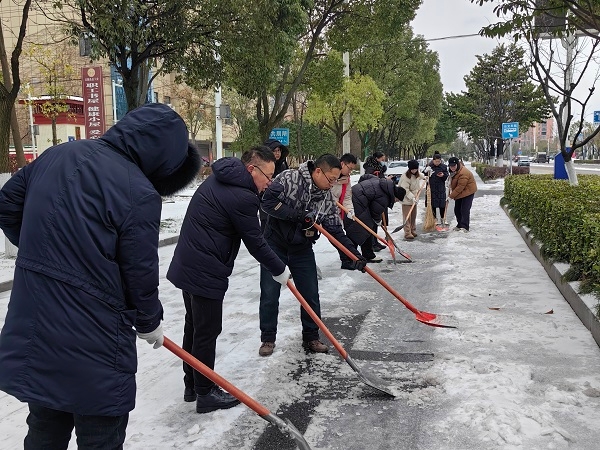 县总工会开展铲雪除冰志愿服务活动